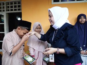 Emak-emak Pendukung Ganjar Salurkan Buku Iqra-Makanan Siap Saji