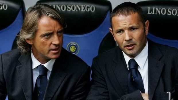 Inter Milan's coach Roberto Mancini (L) speaks with his assistant coach Sinisa Mihajlovic before their Serie A football match against Chievo Verona at San Siro stadium in Milan, 24 September 2006. AFP PHOTO / Paco SERINELLI (Photo by PACO SERINELLI / AFP)