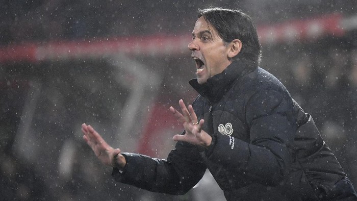 Inter Milans Italian head coach Simone Inzaghi reacts under the rain during the Italian Serie A football match between AC Monza and Inter Milan at the Stadio Brianteo Stadium in Monza on January 7, 2023. (Photo by Filippo MONTEFORTE / AFP)