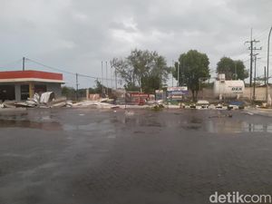 Dampak Angin Kencang di Gresik: Ratusan Rumah, Toko hingga SPBU Rusak Dampak Angin Kencang di Gresik: Ratusan Rumah, Toko hingga SPBU Rusak