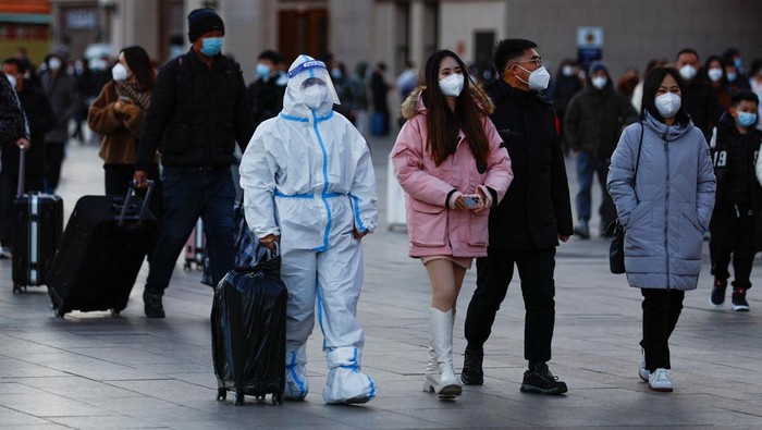 People walk outside Beijing Railway Station with their luggages as the annual Spring Festival travel rush starts, amid the coronavirus disease (COVID-19), ahead of the Chinese Lunar New Year, in Beijing, China January 7, 2023. REUTERS/Tingshu Wang