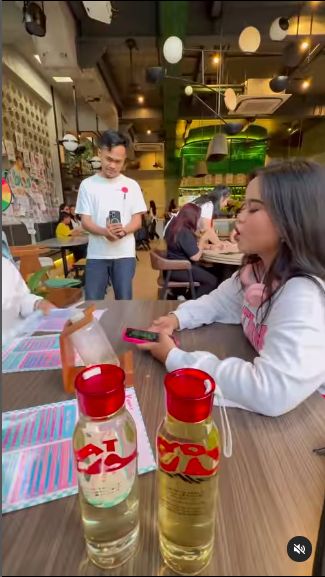 Taqy Malik makan di Karen's Diner