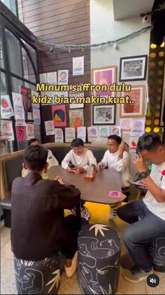 Taqy Malik makan di Karen's Diner