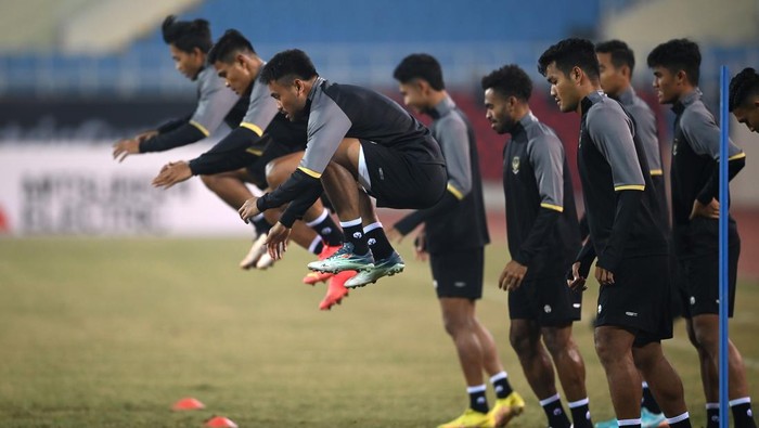 Pesepak bola Tim Nasional Indonesia Saddil Ramdani (ketiga kiri) bersama rekan-rekannya berlatih dalam sesi latihan resmi jelang pertandingan leg 2 babak semi final Piala AFF 2022 di Stadion Nasional My Dinh, Hanoi, Vietnam, Minggu (8/1/2023). Pelatih Shin Tae-yong menegaskan timnya tidak menargetkan seri tetapi menang melawan Timnas Vietnam dalam pertandingan leg 2 pada Senin (9/1/2023) untuk lolos ke babak final. ANTARA FOTO/Aditya Pradana Putra/YU