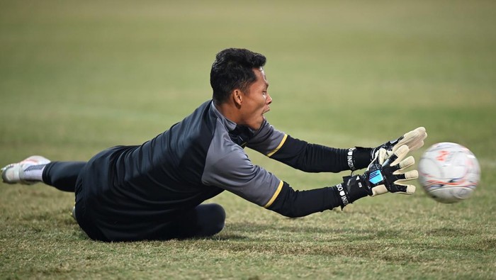 Timnas Indonesia Panaskan Mesin Jelang Leg 2 Semifinal Piala AFF Kiper Tim Nasional Indonesia Syahrul Trisna bersama rekan-rekannya berlatih dalam sesi latihan resmi jelang pertandingan leg 2 babak semi final Piala AFF 2022 di Stadion Nasional My Dinh, Hanoi, Vietnam, Minggu (8/1/2023). Pelatih Shin Tae-yong menegaskan timnya tidak menargetkan seri tetapi menang melawan Timnas Vietnam dalam pertandingan leg 2 pada Senin (9/1/2023) untuk lolos ke babak final. ANTARA FOTO/Aditya Pradana Putra/YU