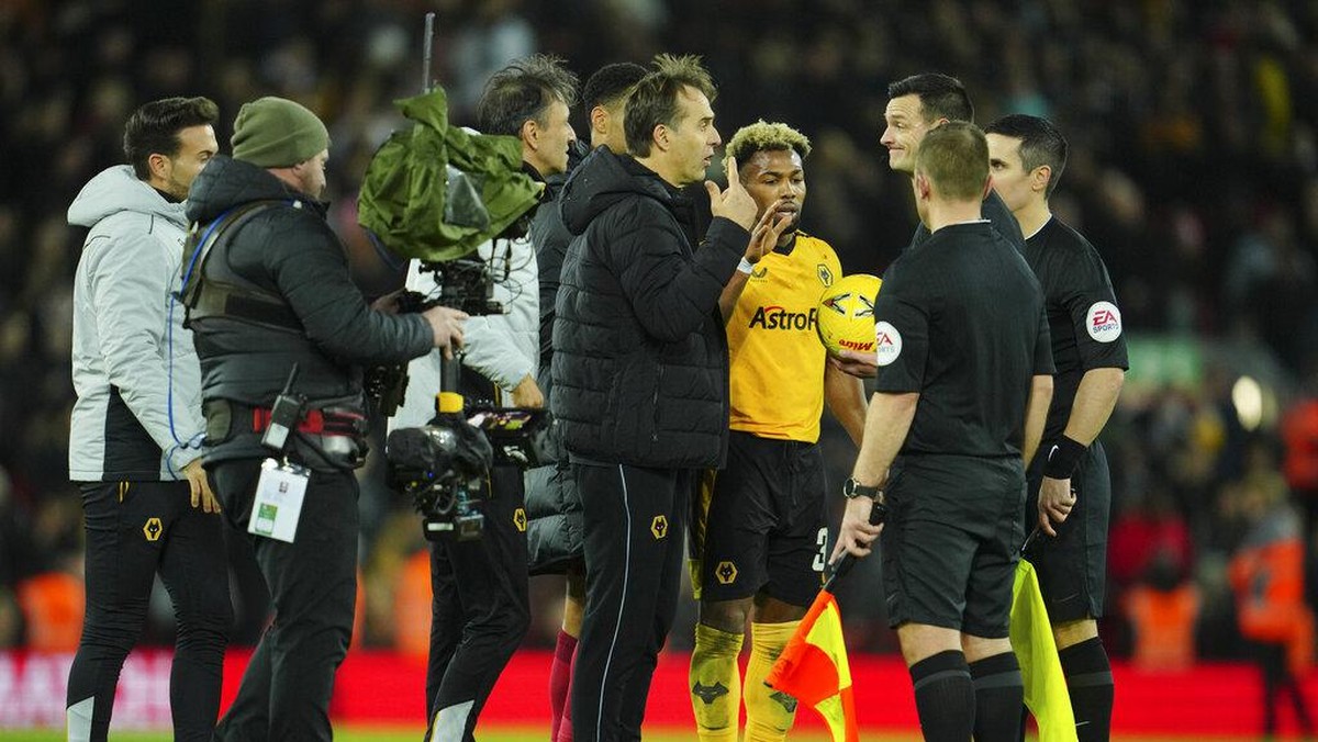 Manajer Wolverhampton Wanderers Julen Lopetegui protes kepada wasit. (Foto: AP/Jon Super)