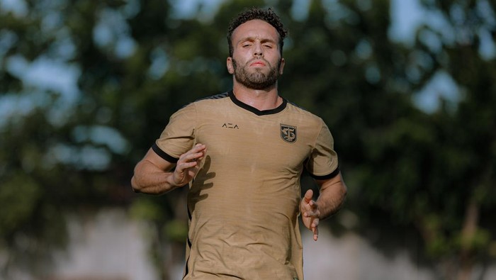 Ze Valente sudah resmi bergabung dengan Persebaya Surabaya. Tim Bajul Ijo berharap Ze membawa perubahan yang positif terkait performa skuad.