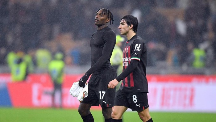 Soccer Football - Serie A - AC Milan v AS Roma - San Siro, Milan, Italy - January 8, 2023 AC Milans Rafael Leao and Sandro Tonali after the match REUTERS/Daniele Mascolo