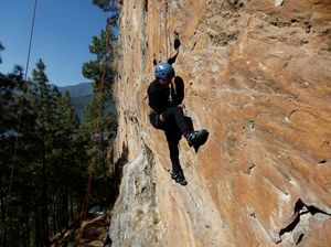 Aksi Berani Para Tunanetra di Nepal Taklukkan Tebing Tinggi