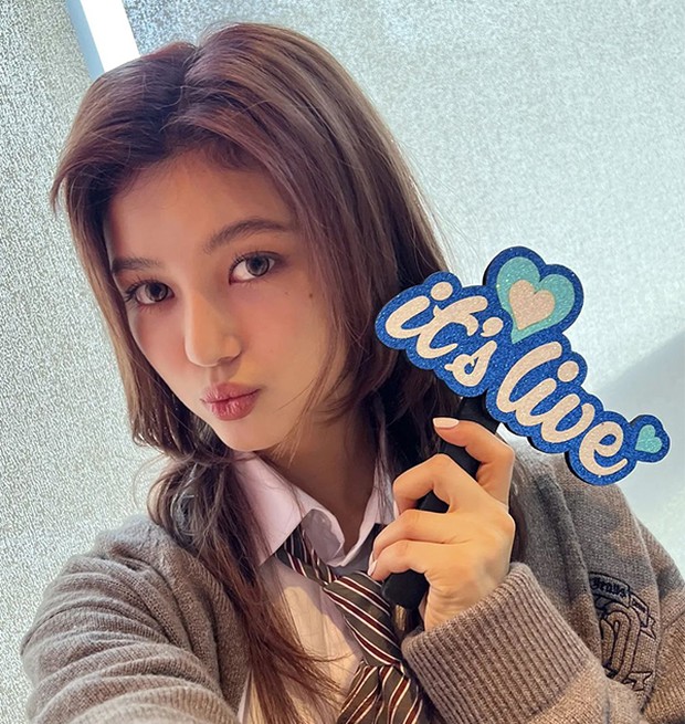 Alis yang mengikuti bentuk asli yang natural akan menjadi tren 2023 / Foto: instagram.com/newjeans_official