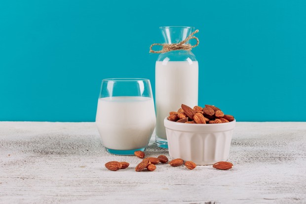Almond milk sebagai pengganti dairy milk
