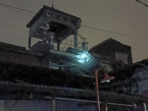 Angin Kencang Terjang Satu Desa di Mojokerto: 39 Rumah-1 Mobil Rusak Angin Kencang Terjang Satu Desa di Mojokerto: 39 Rumah-1 Mobil Rusak