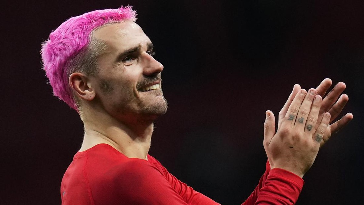 Antoine Griezmann dengan rambut merah muda. (Foto: AP/Manu Fernandez)