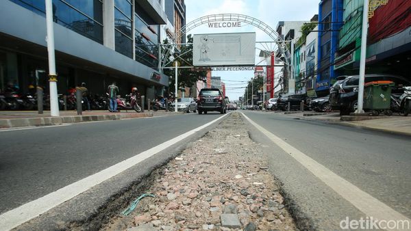 Awas Bahaya! Ada Lubang Bekas Separator di Jalan Pecenongan Jakarta