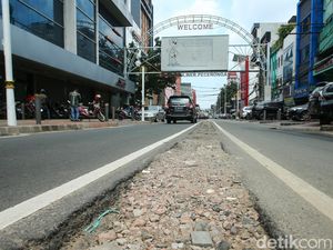 Awas Bahaya! Ada Lubang Bekas Separator di Jalan Pecenongan Jakarta Awas Bahaya! Ada Lubang Bekas Separator di Jalan Pecenongan Jakarta