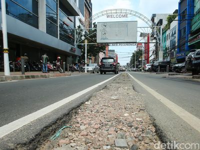 Awas Bahaya! Ada Lubang Bekas Separator di Jalan Pecenongan Jakarta