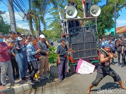 Aksi Debus Warnai Sidang Kasus Penipuan Eks Ketua DPRD Jabar