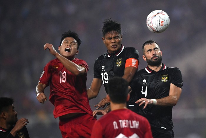 Pesepak bola Timnas Indonesia Fachruddin Aryanto (kedua kanan) dan jordi Amat (kanan) berusaha menyundul bola ke arah gawang Timnas Vietnam dalam pertandingan leg 2 babak Semi Final Piala AFF 2022 di Stadion Nasional My Dinh, Hanoi, Vietnam, Senin (9/1/2023). ANTARA FOTO/Aditya Pradana Putra/tom.