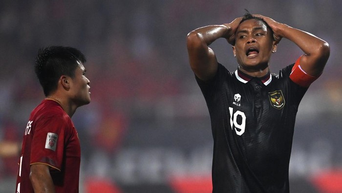 Pesepak bola Timnas Indonesia Fachruddin Aryanto (kanan) bereaksi usai gagal membobol gawang Timnas Vietnam dalam pertandingan leg 2 babak semi final Piala AFF 2022 di Stadion Nasional My Dinh, Hanoi, Vietnam, Senin (9/1/2023). ANTARA FOTO/Aditya Pradana Putra/tom.