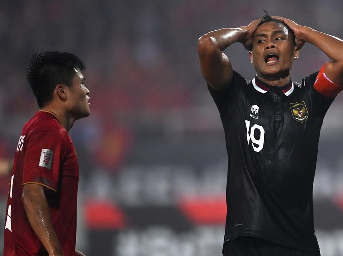 Pesepak bola Timnas Indonesia Fachruddin Aryanto (kanan) bereaksi usai gagal membobol gawang Timnas Vietnam dalam pertandingan leg 2 babak semi final Piala AFF 2022 di Stadion Nasional My Dinh, Hanoi, Vietnam, Senin (9/1/2023). ANTARA FOTO/Aditya Pradana Putra/tom.