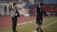 Pelatih Timnas Indonesia Shin Tae-yong bereaksi usai pemainnya dilanggar keras oleh pesepak bola Timnas Vietnam  