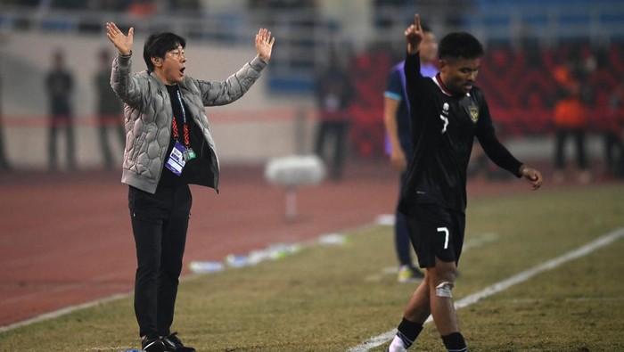 Pelatih Timnas Indonesia Shin Tae-yong bereaksi usai pemainnya dilanggar keras oleh pesepak bola Timnas Vietnam dalam pertandingan leg 2 babak semi final Piala AFF 2022 di Stadion Nasional My Dinh, Hanoi, Vietnam, Senin (9/1/2023). ANTARA FOTO/Aditya Pradana Putra/tom.