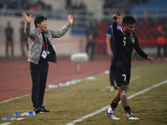 Pelatih Timnas Indonesia Shin Tae-yong bereaksi usai pemainnya dilanggar keras oleh pesepak bola Timnas Vietnam dalam pertandingan leg 2 babak semi final Piala AFF 2022 di Stadion Nasional My Dinh, Hanoi, Vietnam, Senin (9/1/2023). ANTARA FOTO/Aditya Pradana Putra/tom.