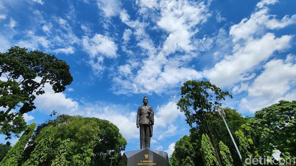 Diprediksi Cerah Berawan, Begini Birunya Langit Jakarta Siang Ini