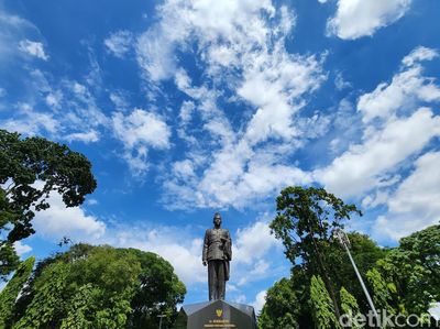 Diprediksi Cerah Berawan, Begini Birunya Langit Jakarta Siang Ini