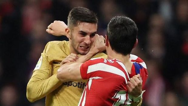 Barcelona's Spanish forward Ferran Torres (L) fights with Atletico Madrid's Montenegrin defender Stefan Savic during the Spanish League football match between Club Atletico de Madrid and FC Barcelona at the Wanda Metropolitano stadium in Madrid on January 8, 2023. (Photo by Thomas COEX / AFP)