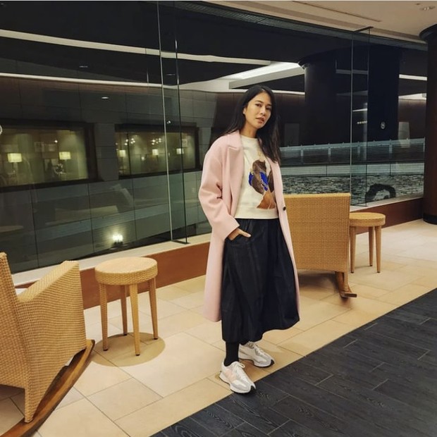Gaya Dian Sastro pakai coat pink/