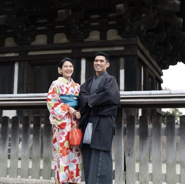 Dian Sastro dan Maulana Indraguna pakai kimono/