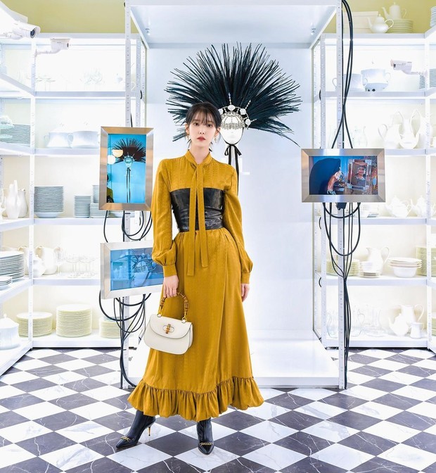 Gaya fashion shio ayam ala IU. Foto: Instagram.com/dlwlrma