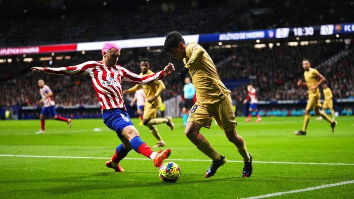 Gaya Nyentrik Antoine Griezmann Atletico Madrid's Antoine Griezmann runs during the Spanish La Liga soccer match between Atletico Madrid and FC Barcelona at Civitas Metropolitano stadium in Madrid, Spain, Sunday, Jan. 8, 2023. (AP Photo/Manu Fernandez)