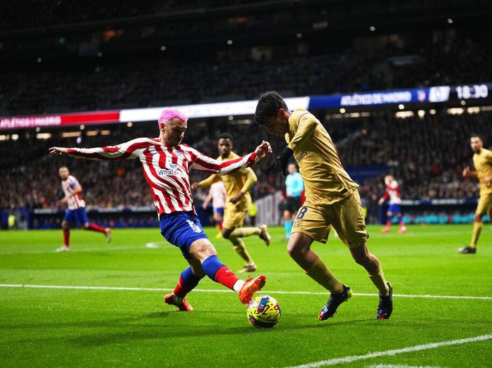 Atletico Madrid's Antoine Griezmann runs during the Spanish La Liga soccer match between Atletico Madrid and FC Barcelona at Civitas Metropolitano stadium in Madrid, Spain, Sunday, Jan. 8, 2023. (AP Photo/Manu Fernandez)