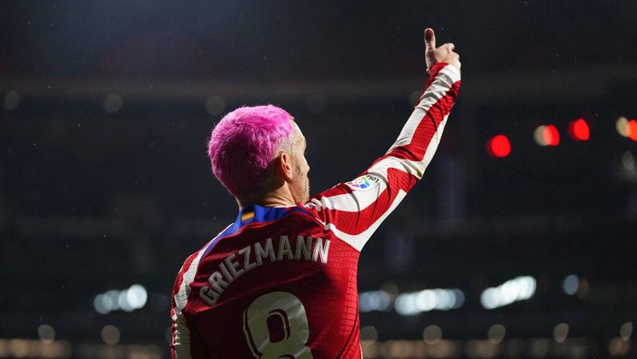 Atletico Madrid's Antoine Griezmann runs during the Spanish La Liga soccer match between Atletico Madrid and FC Barcelona at Civitas Metropolitano stadium in Madrid, Spain, Sunday, Jan. 8, 2023. (AP Photo/Manu Fernandez)