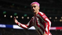 Antoine Griezmann tampil dengan gaya baru rambut berwarna pink bersama Atletico Madrid.  