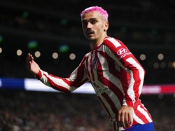 Antoine Griezmann tampil dengan gaya baru rambut berwarna pink bersama Atletico Madrid.  