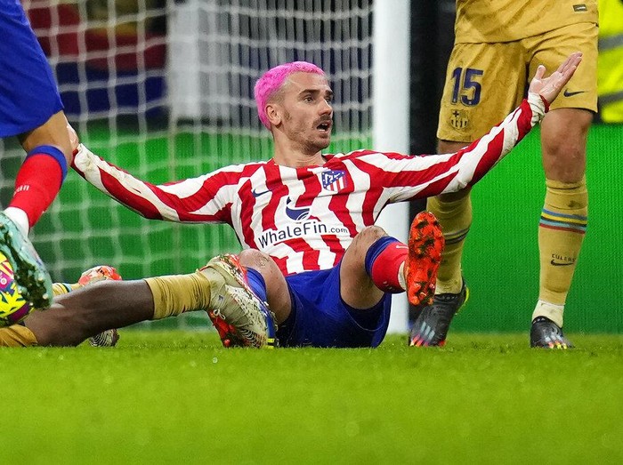 Atletico Madrid's Antoine Griezmann runs during the Spanish La Liga soccer match between Atletico Madrid and FC Barcelona at Civitas Metropolitano stadium in Madrid, Spain, Sunday, Jan. 8, 2023. (AP Photo/Manu Fernandez)