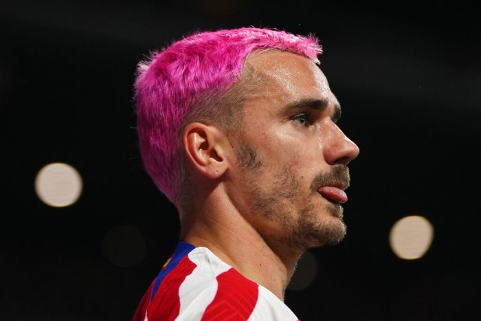 Gaya Nyentrik Antoine Griezmann Atletico Madrid's Antoine Griezmann runs during the Spanish La Liga soccer match between Atletico Madrid and FC Barcelona at Civitas Metropolitano stadium in Madrid, Spain, Sunday, Jan. 8, 2023. (AP Photo/Manu Fernandez)