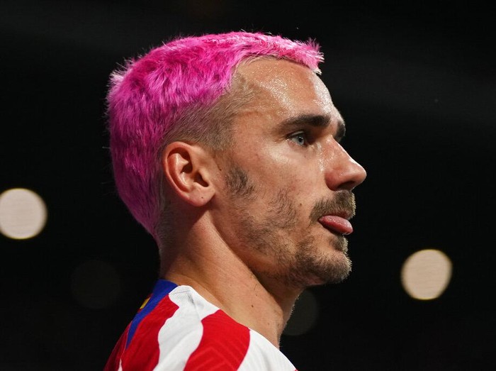 Atletico Madrid's Antoine Griezmann runs during the Spanish La Liga soccer match between Atletico Madrid and FC Barcelona at Civitas Metropolitano stadium in Madrid, Spain, Sunday, Jan. 8, 2023. (AP Photo/Manu Fernandez)