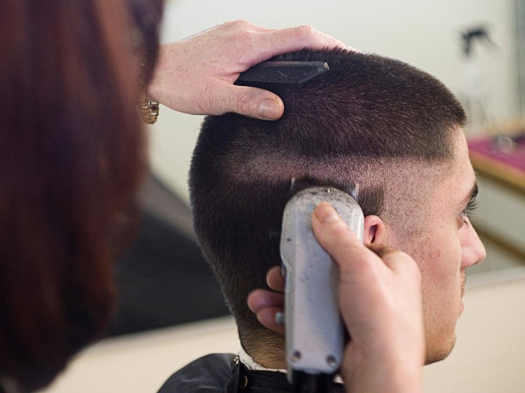 7 Inspirasi Gaya Crew Cut, Potongan Rambut Cepak Pria yang Populer 7 Inspirasi Gaya Crew Cut, Potongan Rambut Cepak Pria yang Populer