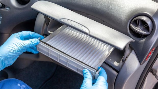 Replacing cabin pollen air filter for a car