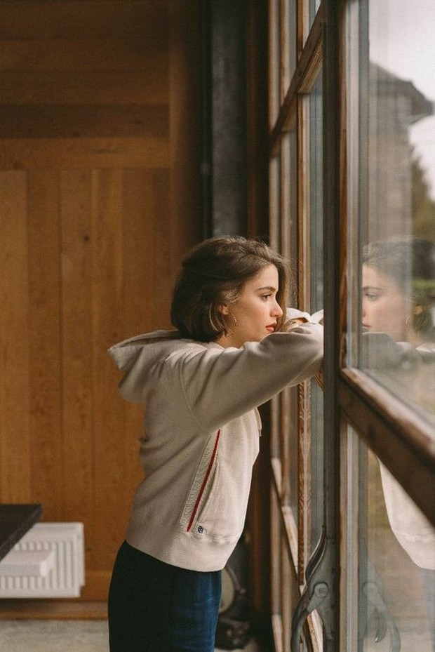 ilustrasi membuang pikiran buruk untuk mengelola emosi lebih baik