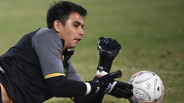 Kiper Tim Nasional Indonesia Nadeo Argawinata berlatih dalam sesi latihan resmi jelang pertandingan leg 2 babak semi final Piala AFF 2022 di Stadion Nasional My Dinh, Hanoi, Vietnam, Minggu (8/1/2023). Pelatih Shin Tae-yong menegaskan timnya tidak menargetkan seri tetapi menang melawan Timnas Vietnam dalam pertandingan leg 2 pada Senin (9/1/2023) untuk lolos ke babak final. ANTARA FOTO/Aditya Pradana Putra/YU