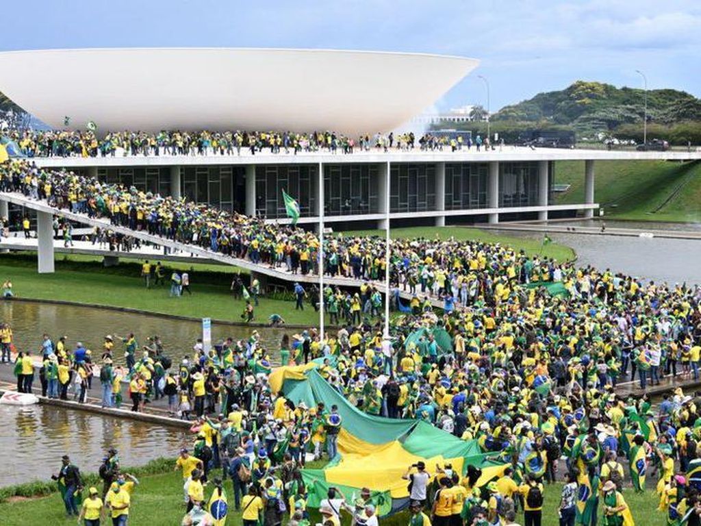 Geger Istana Presiden-Kongres Brasil Diserbu Ribuan Demonstran, Mengapa?