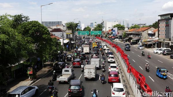 Jalan Basuki Rahmat Arah Tebet Macet, Ini Penampakannya
