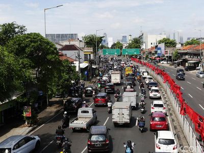 Jalan Basuki Rahmat Arah Tebet Macet, Ini Penampakannya