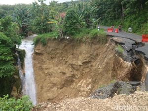 Jalan di Lereng Kendeng Longsor, Bahayakan Pengendara