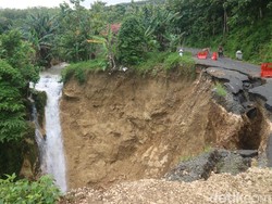 Jalan di Lereng Kendeng Longsor, Bahayakan Pengendara